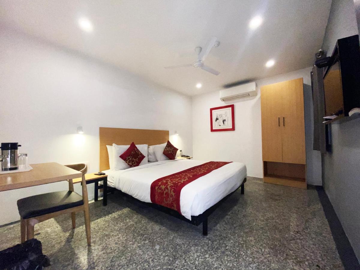 Hotel Golden Saffron By Qotel-Punjabi Bagh Нью-Делі Екстер'єр фото