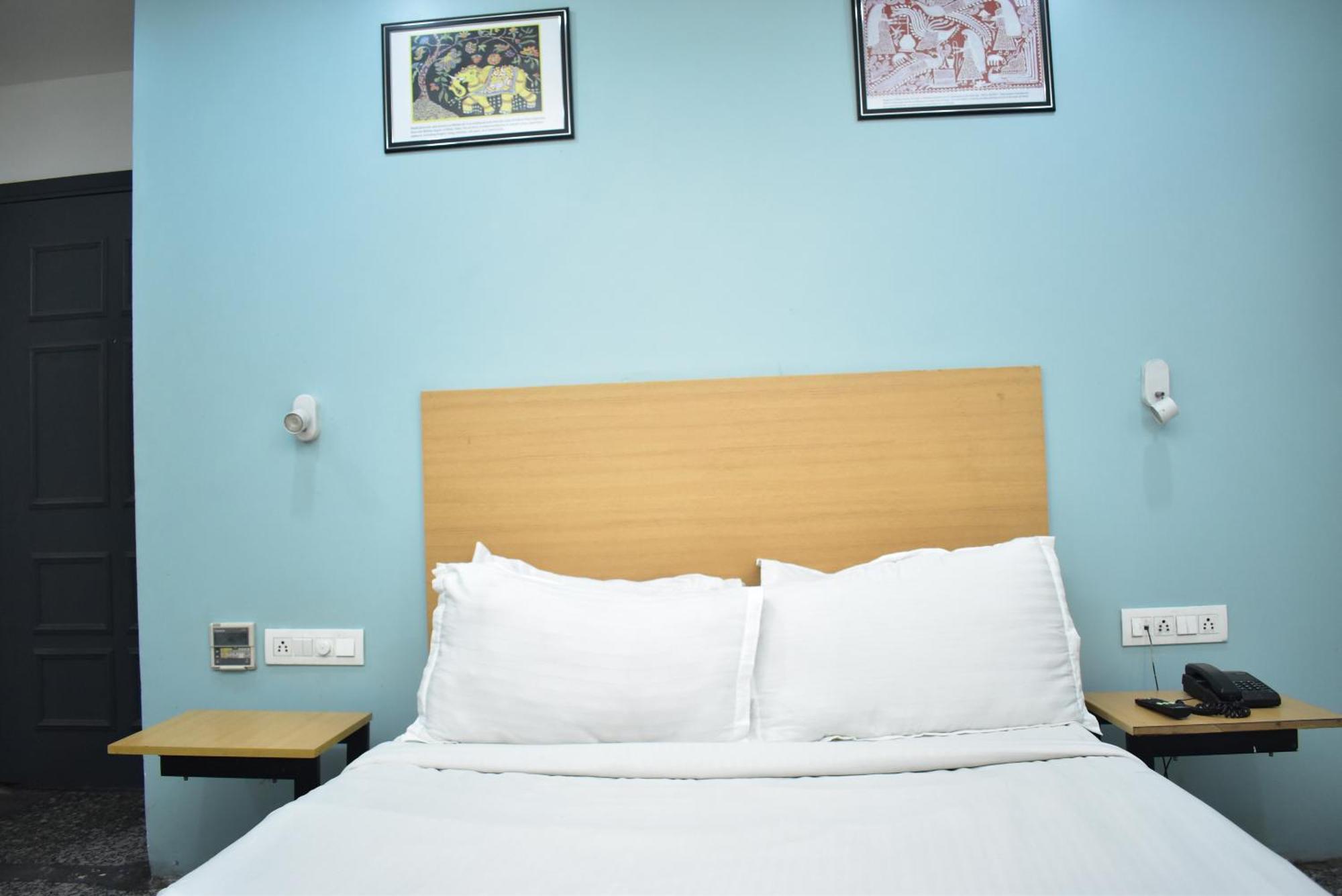 Hotel Golden Saffron By Qotel-Punjabi Bagh Нью-Делі Екстер'єр фото