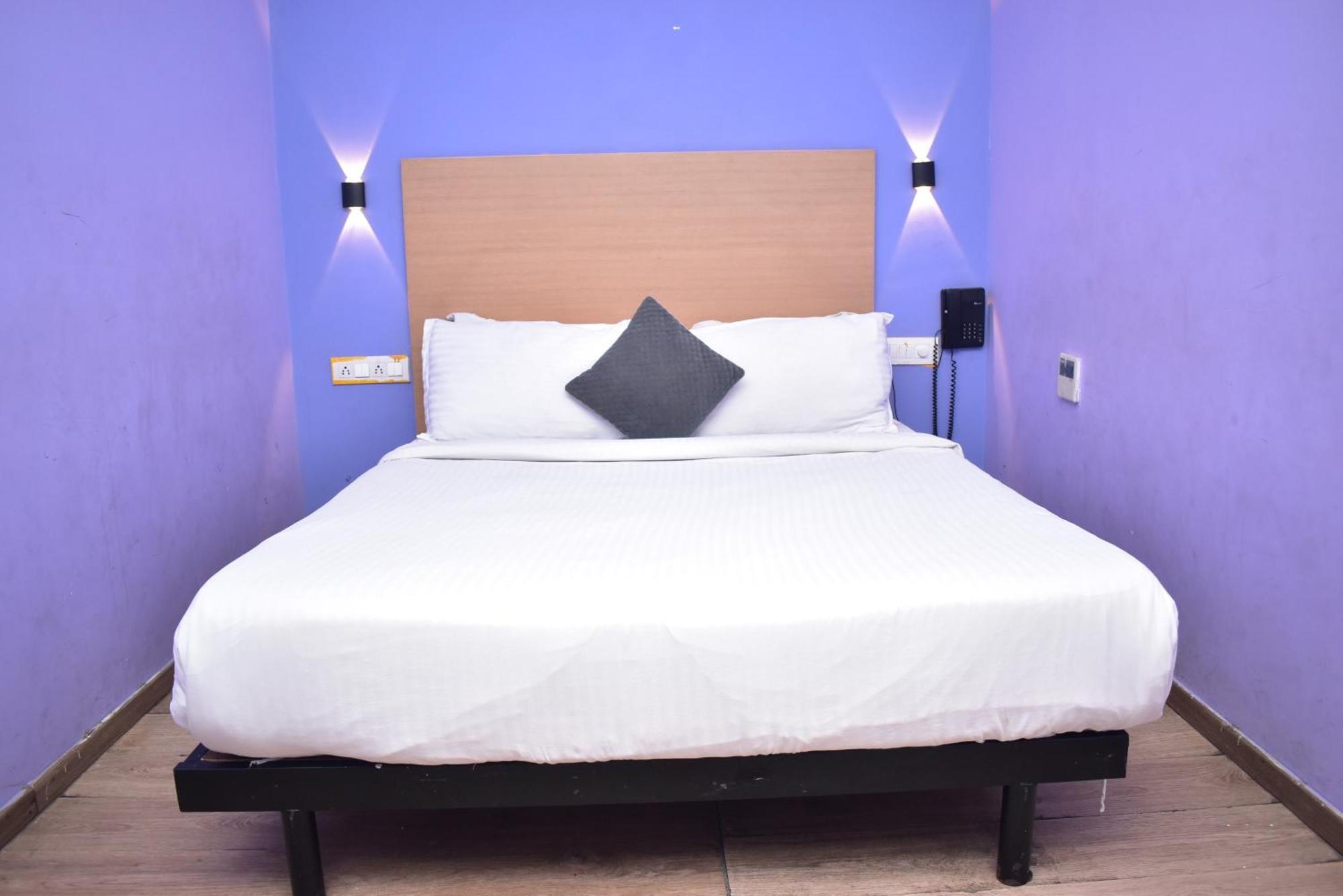 Hotel Golden Saffron By Qotel-Punjabi Bagh Нью-Делі Екстер'єр фото