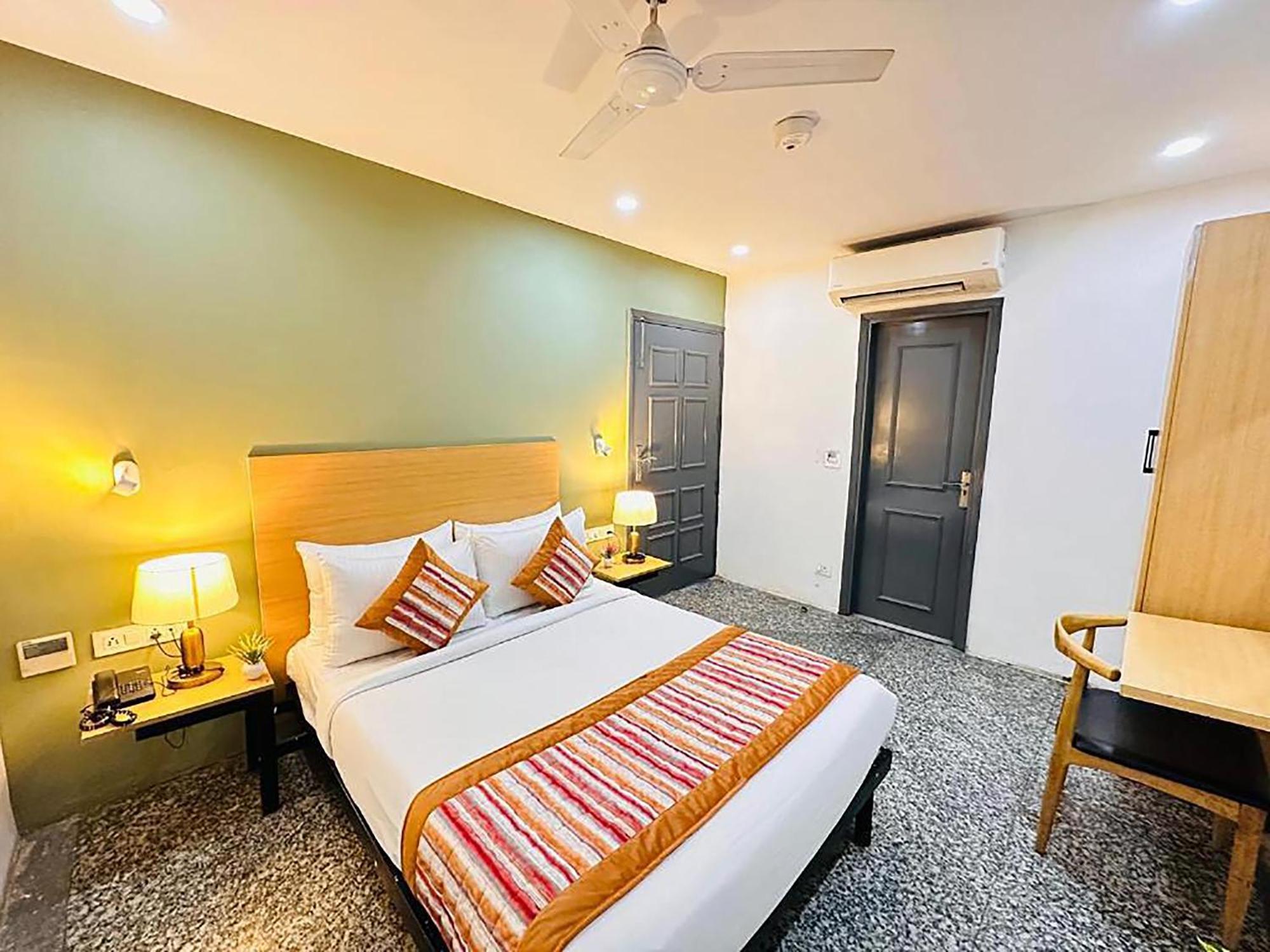 Hotel Golden Saffron By Qotel-Punjabi Bagh Нью-Делі Екстер'єр фото