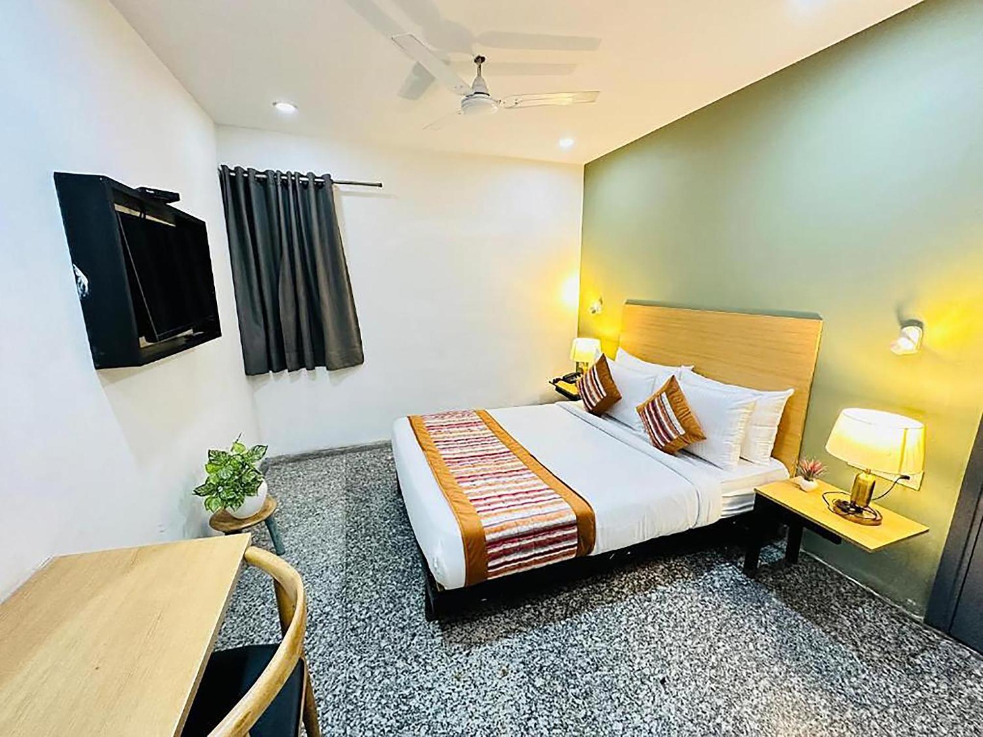 Hotel Golden Saffron By Qotel-Punjabi Bagh Нью-Делі Екстер'єр фото