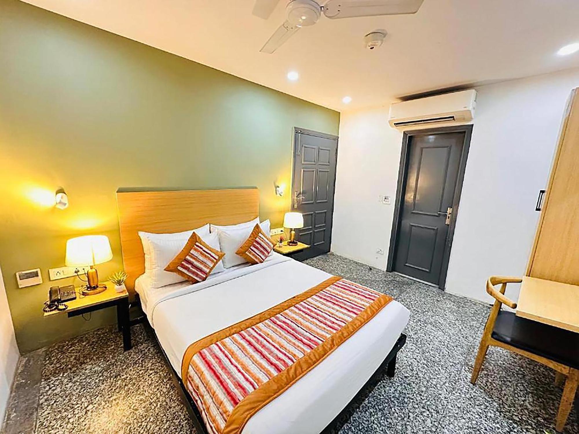 Hotel Golden Saffron By Qotel-Punjabi Bagh Нью-Делі Екстер'єр фото