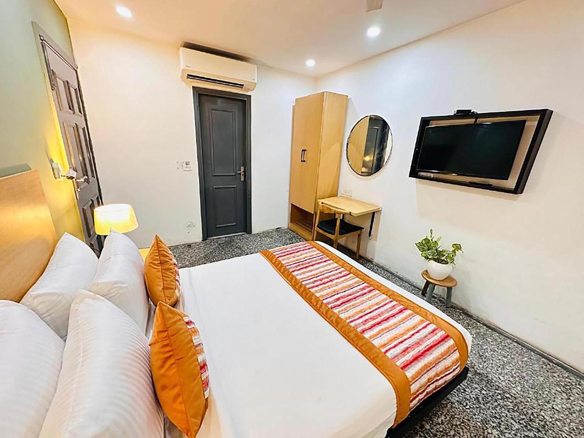 Hotel Golden Saffron By Qotel-Punjabi Bagh Нью-Делі Екстер'єр фото