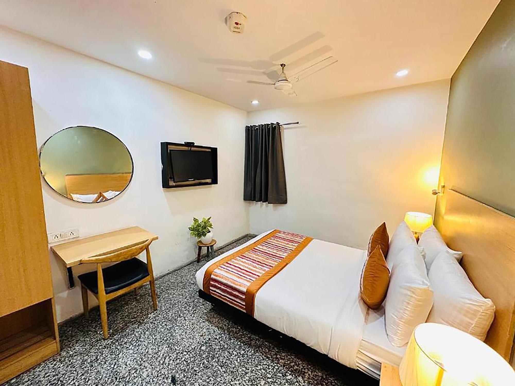 Hotel Golden Saffron By Qotel-Punjabi Bagh Нью-Делі Екстер'єр фото